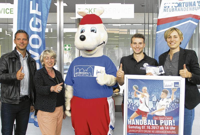 Fortuna-Präsident Michael Schröder, Barbara Schimberg von der Neuwoges, Maskottchen Jumper, Handballer Tom Gutjahr und Vereins-Geschäftsführerin Julia Mächtig (von links) hoffen auf einen Erfolg des fünften Handballtags – und auf einen neuen Zuschauerrekord. Foto: Roland Gutsch